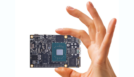Hand som håller fläktlös 1,8” inbyggt CPU-kort. Märke: Kiwi board