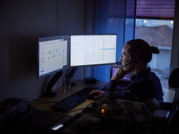 Nils Assarsson, Software Developer på Martinsson sitter framför två skärmar