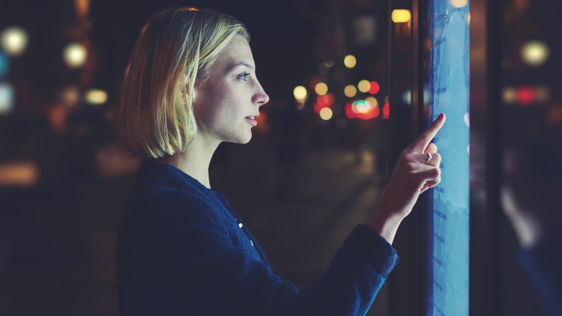 Kvinna använder touch screen med haptivity, återkoppling som om det vore en knapp