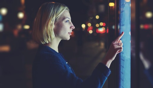 Kvinna använder touch screen med haptivity, återkoppling som om det vore en knapp